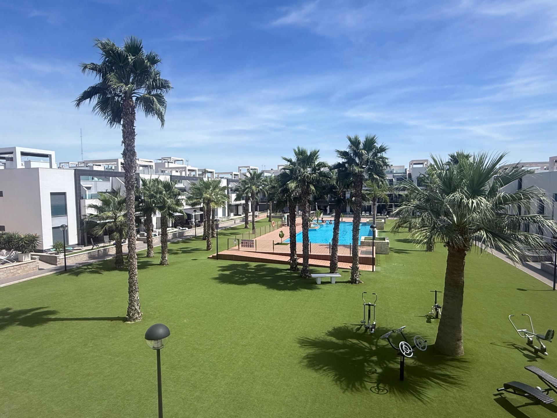 BUNGALOW ALTO OASIS BEACH – EL RASO : 2 HAB, 2 BAÑOS, GARAJE, SOLARIUM