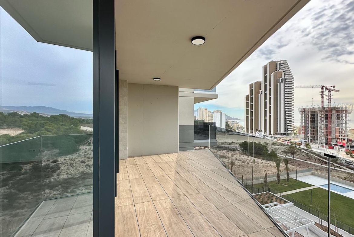 BRAND NIEUW ONTWERP-APPARTEMENT MET ZEEZICHTEN OP PONIËNTE BEACH, BENIDORM