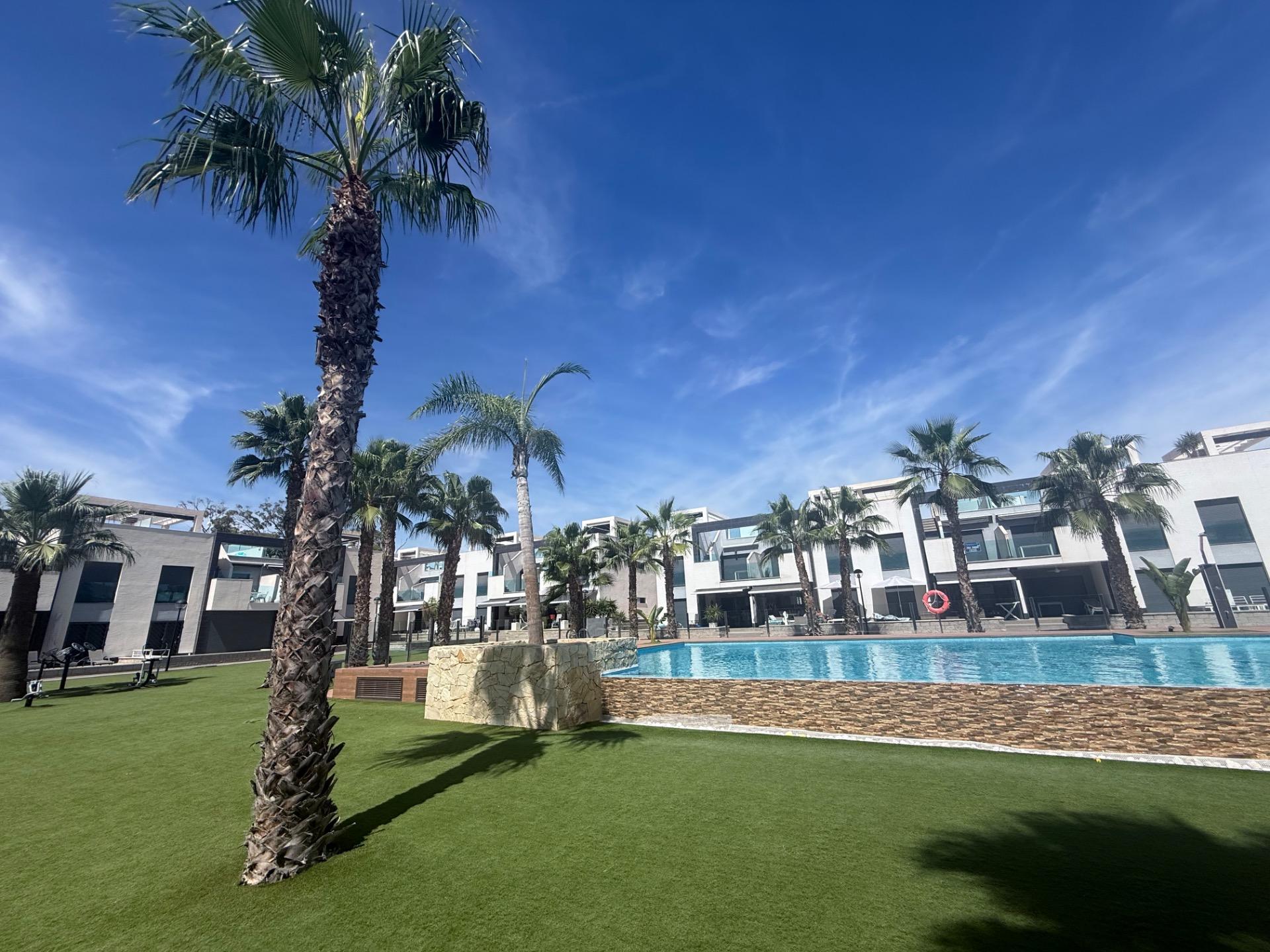 BUNGALOW ALTO OASIS BEACH – EL RASO : 2 HAB, 2 BAÑOS, GARAJE, SOLARIUM