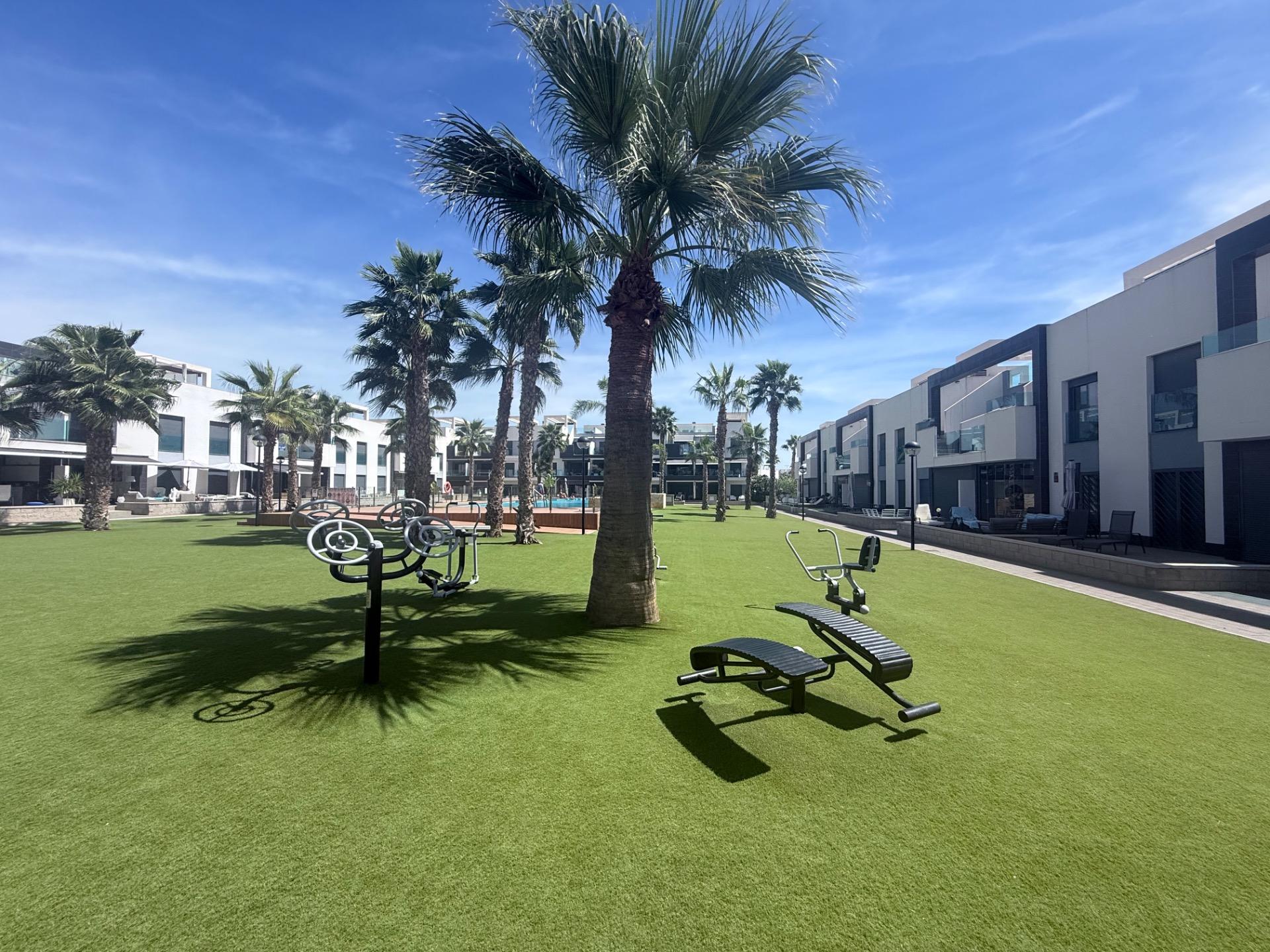 BUNGALOW ALTO OASIS BEACH – EL RASO : 2 HAB, 2 BAÑOS, GARAJE, SOLARIUM