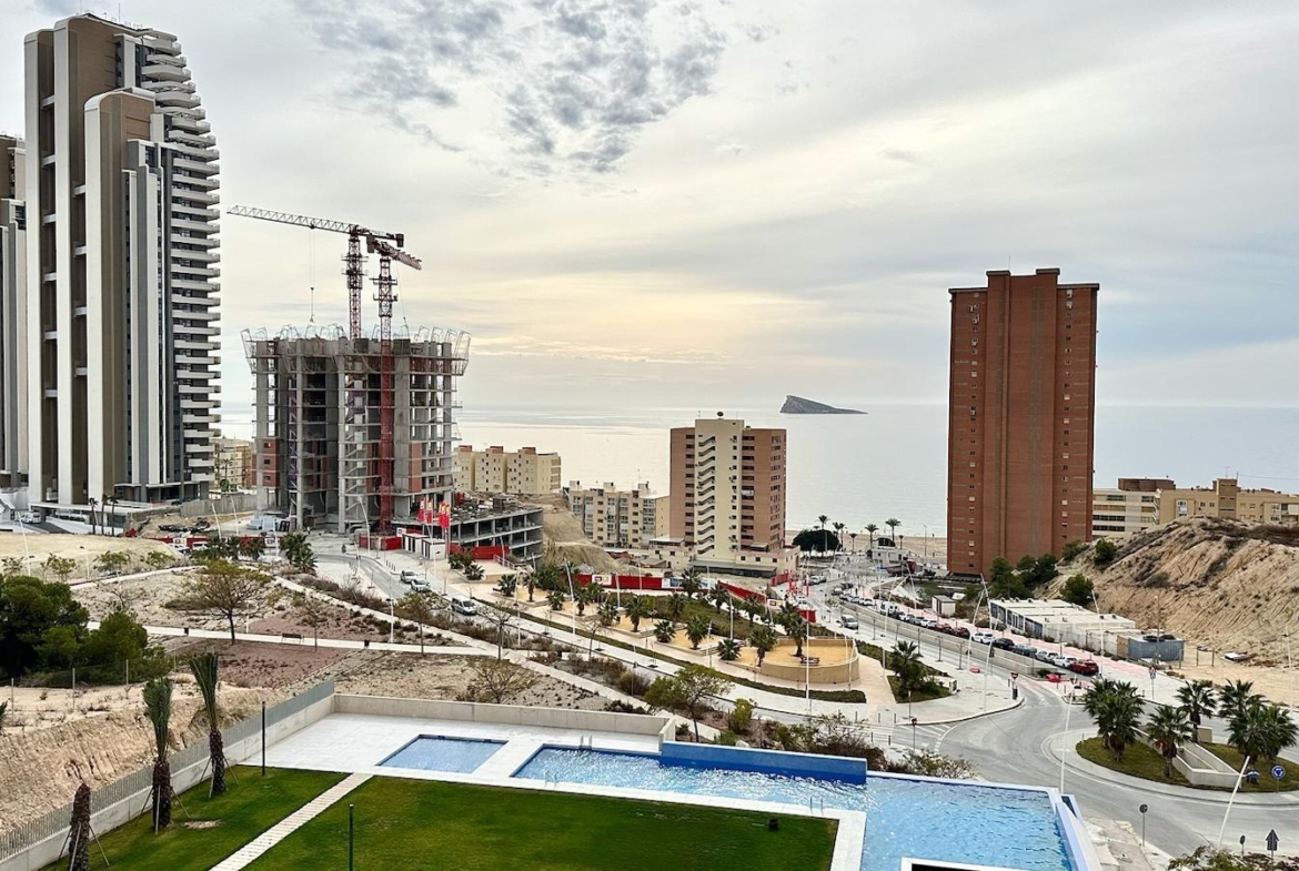 BRAND NIEUW ONTWERP-APPARTEMENT MET ZEEZICHTEN OP PONIËNTE BEACH, BENIDORM