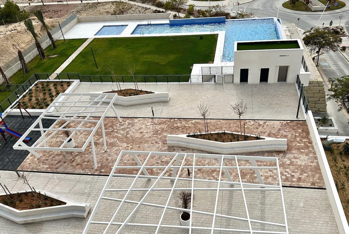 BRAND NIEUW ONTWERP-APPARTEMENT MET ZEEZICHTEN OP PONIËNTE BEACH, BENIDORM
