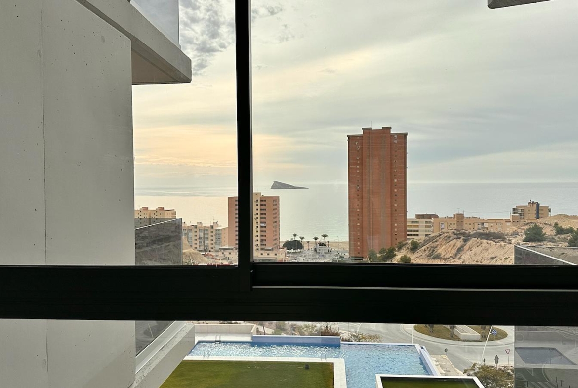 BRAND NIEUW ONTWERP-APPARTEMENT MET ZEEZICHTEN OP PONIËNTE BEACH, BENIDORM
