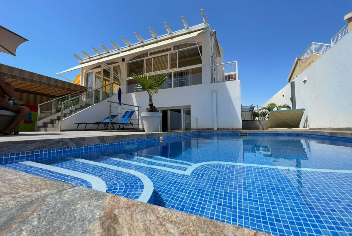 REFORMED HOUSE IN ORIHUELA COSTA! 3 BEDROOMS. BATHROOMS. SAUNA AND PRIVATE POOL.