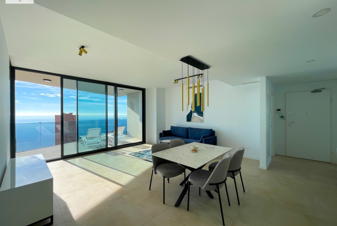 BRAND NIEUW ONTWERP-APPARTEMENT MET ZEEZICHTEN OP PONIËNTE BEACH, BENIDORM