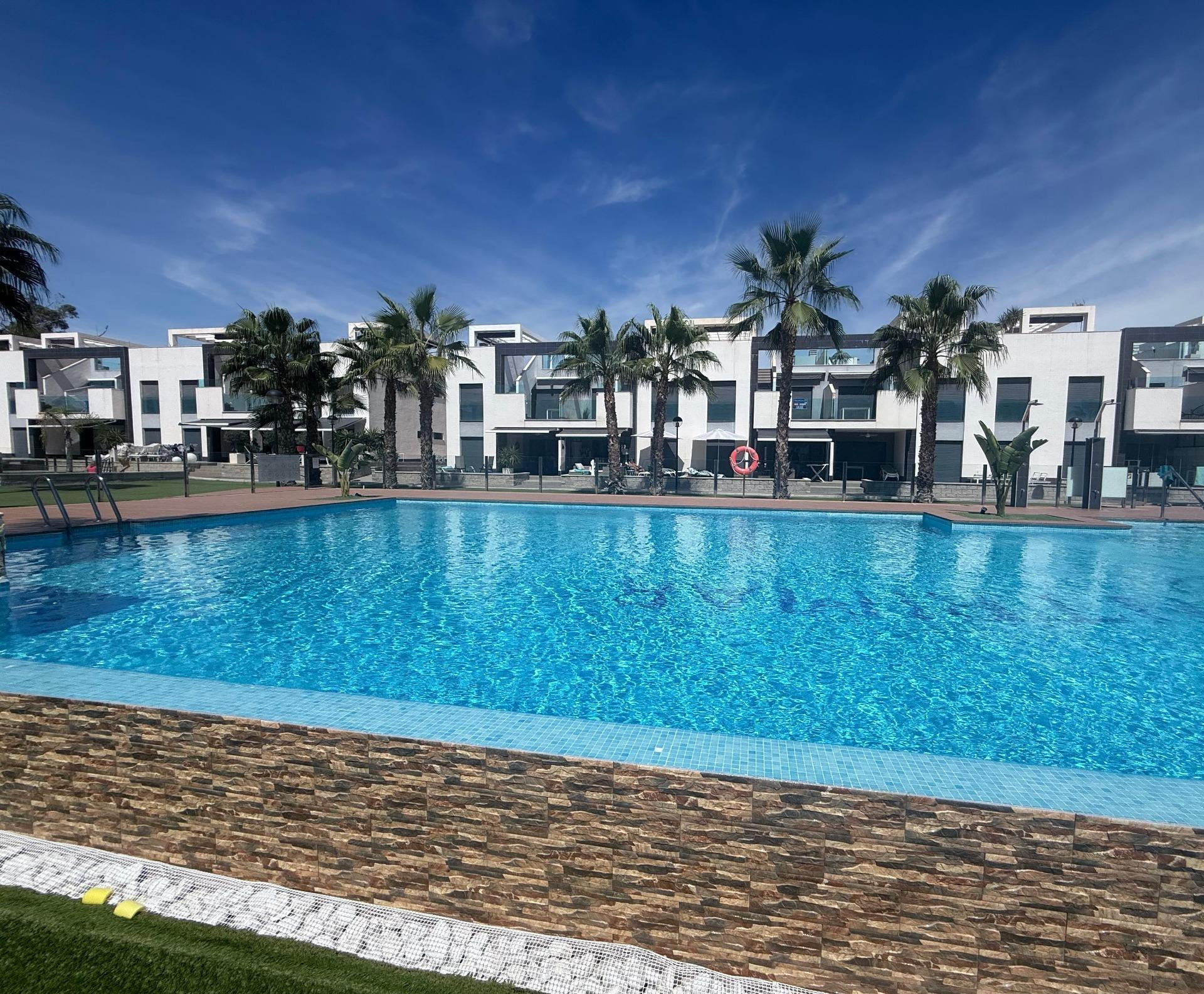 BUNGALOW ALTO OASIS BEACH – EL RASO : 2 HAB, 2 BAÑOS, GARAJE, SOLARIUM