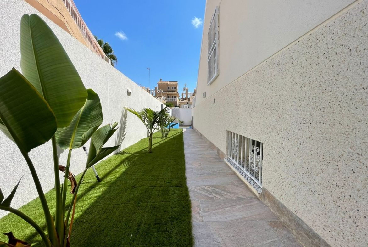 REFORMED HOUSE IN ORIHUELA COSTA! 3 BEDROOMS. BATHROOMS. SAUNA AND PRIVATE POOL.