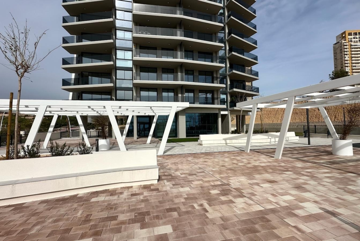 BRAND NIEUW ONTWERP-APPARTEMENT MET ZEEZICHTEN OP PONIËNTE BEACH, BENIDORM