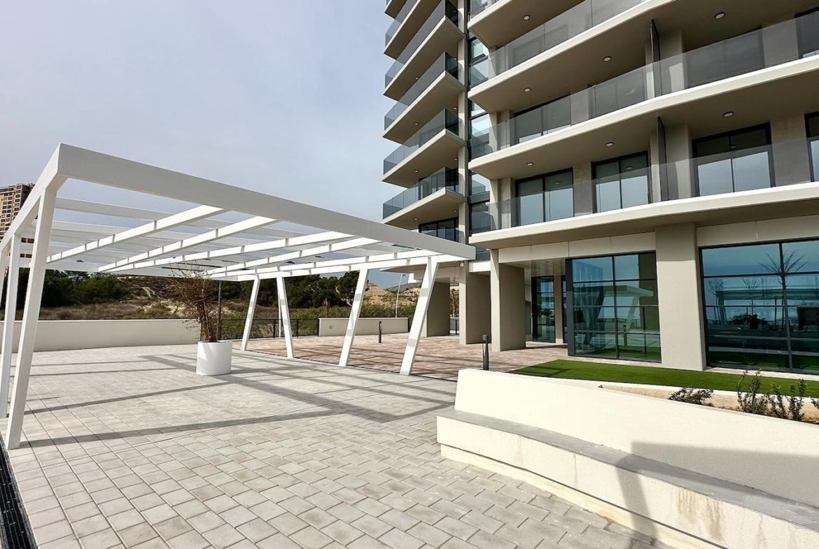 BRAND NIEUW ONTWERP-APPARTEMENT MET ZEEZICHTEN OP PONIËNTE BEACH, BENIDORM