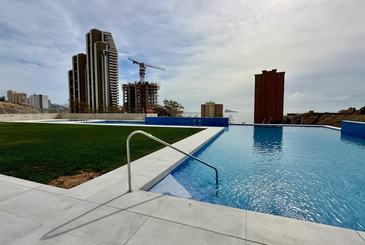 BRAND NIEUW ONTWERP-APPARTEMENT MET ZEEZICHTEN OP PONIËNTE BEACH, BENIDORM