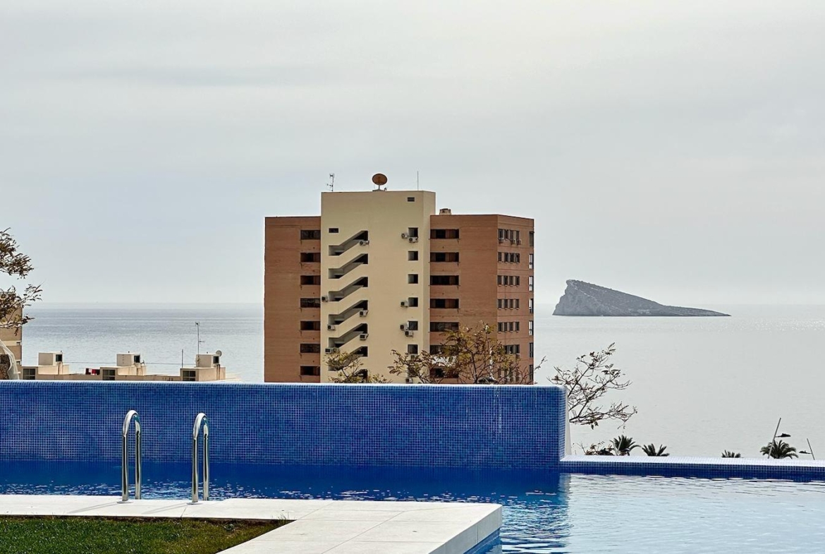 BRAND NIEUW ONTWERP-APPARTEMENT MET ZEEZICHTEN OP PONIËNTE BEACH, BENIDORM