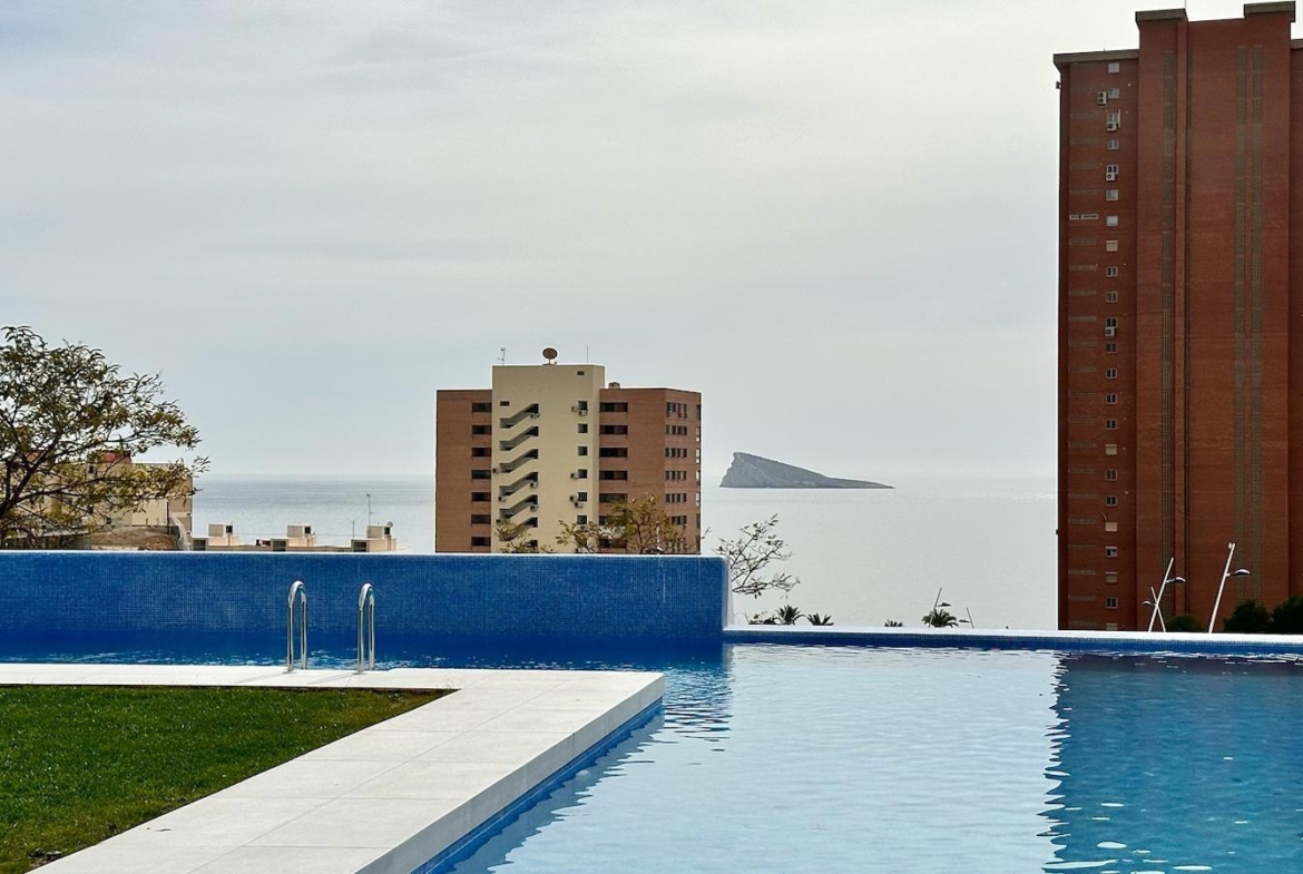 BRAND NIEUW ONTWERP-APPARTEMENT MET ZEEZICHTEN OP PONIËNTE BEACH, BENIDORM
