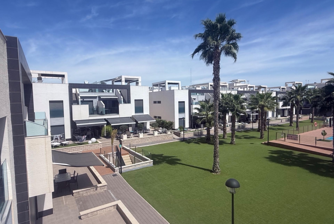 BUNGALOW ALTO OASIS BEACH – EL RASO : 2 HAB, 2 BAÑOS, GARAJE, SOLARIUM