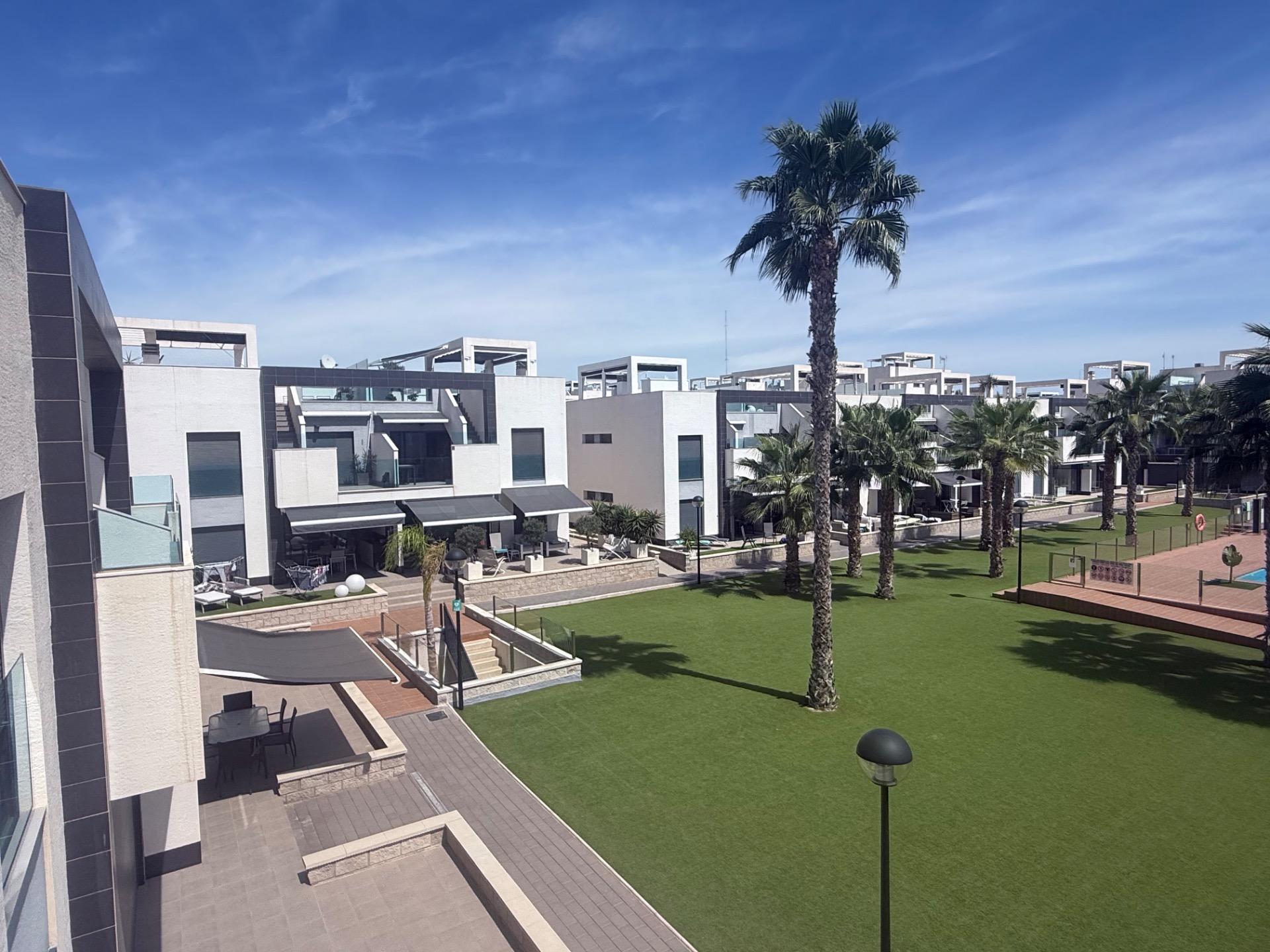 BUNGALOW ALTO OASIS BEACH – EL RASO : 2 HAB, 2 BAÑOS, GARAJE, SOLARIUM