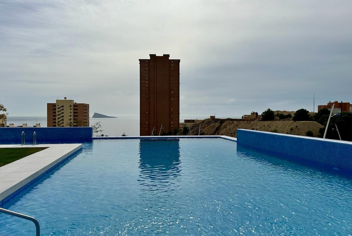 BRAND NIEUW ONTWERP-APPARTEMENT MET ZEEZICHTEN OP PONIËNTE BEACH, BENIDORM