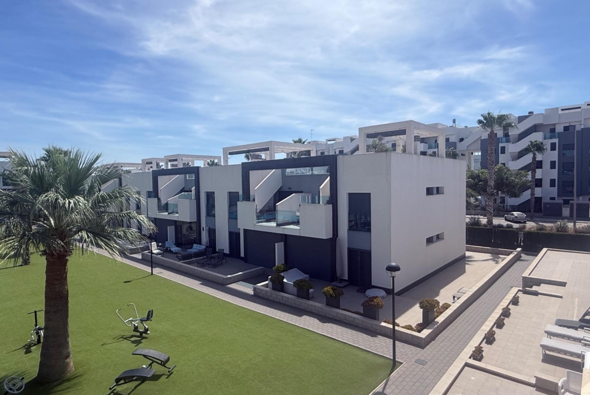 BUNGALOW ALTO OASIS BEACH – EL RASO : 2 HAB, 2 BAÑOS, GARAJE, SOLARIUM