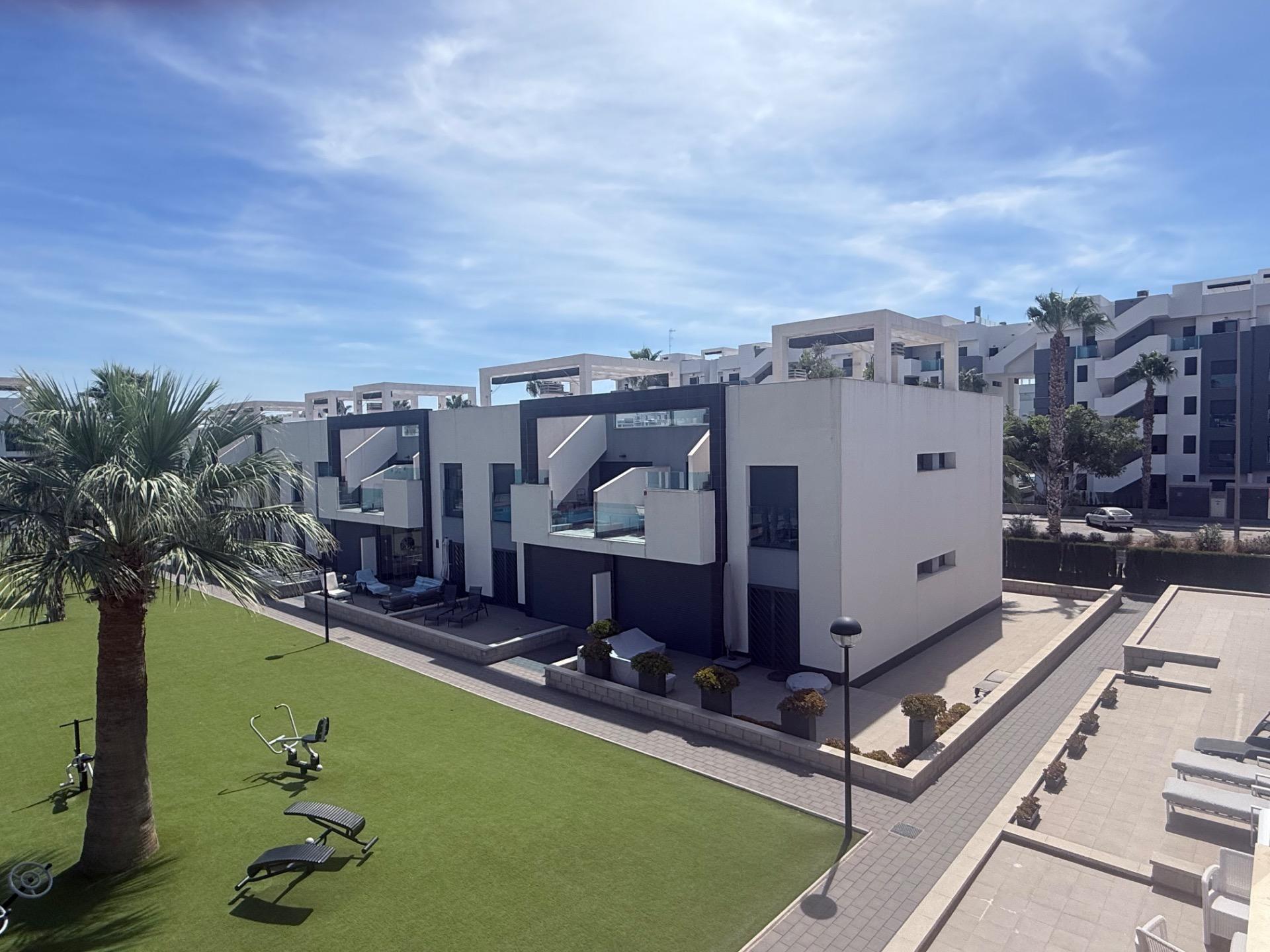 BUNGALOW ALTO OASIS BEACH – EL RASO : 2 HAB, 2 BAÑOS, GARAJE, SOLARIUM