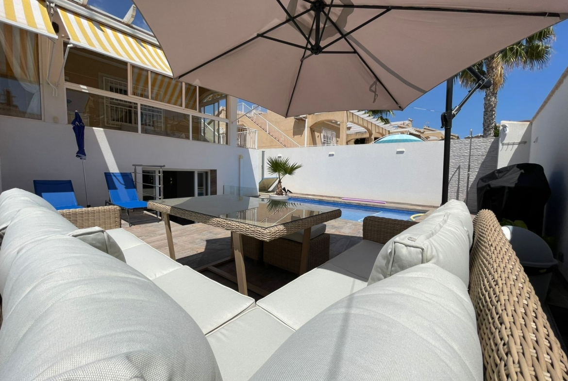 REFORMED HOUSE IN ORIHUELA COSTA! 3 BEDROOMS. BATHROOMS. SAUNA AND PRIVATE POOL.