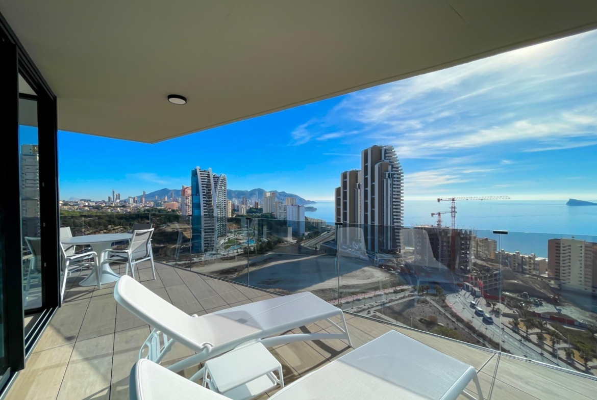 BRAND NIEUW ONTWERP-APPARTEMENT MET ZEEZICHTEN OP PONIËNTE BEACH, BENIDORM