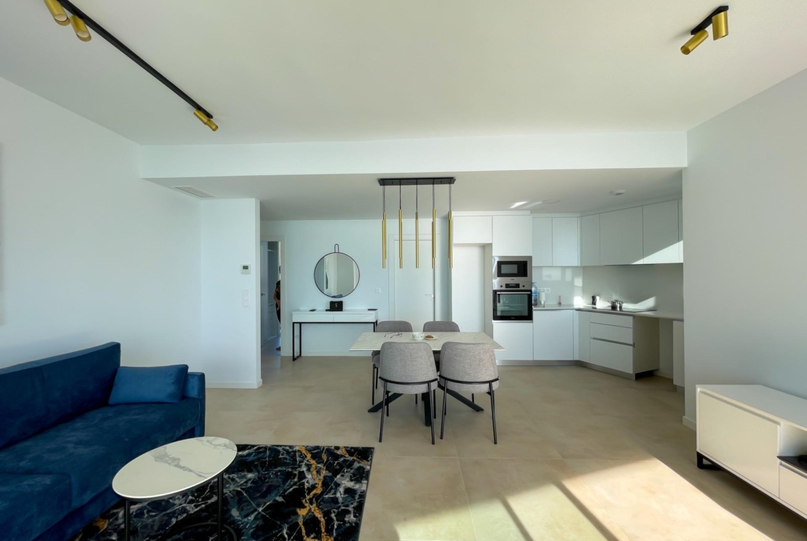 BRAND NIEUW ONTWERP-APPARTEMENT MET ZEEZICHTEN OP PONIËNTE BEACH, BENIDORM