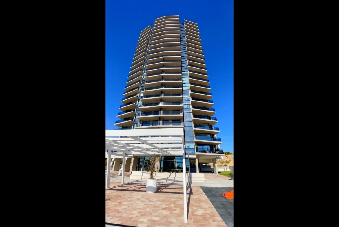 BRAND NIEUW ONTWERP-APPARTEMENT MET ZEEZICHTEN OP PONIËNTE BEACH, BENIDORM