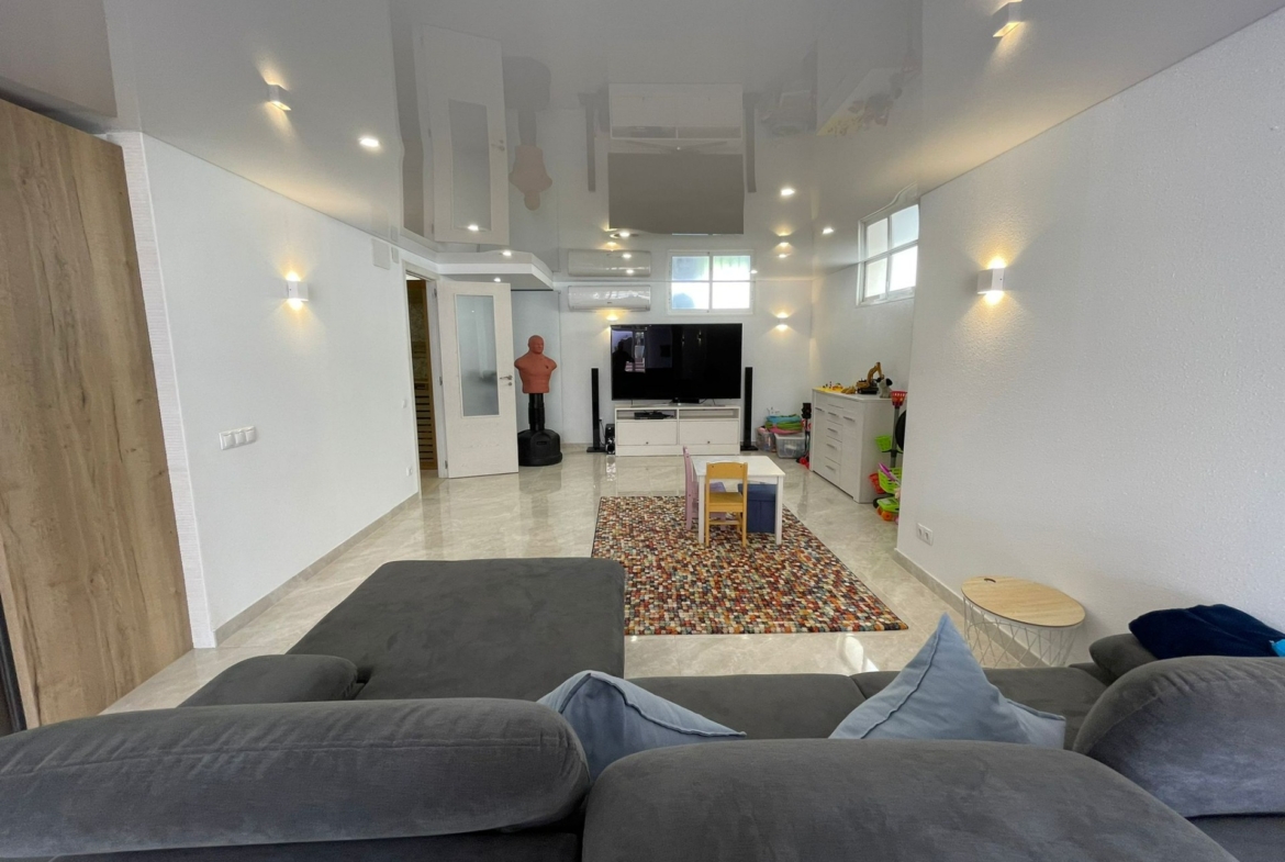 REFORMED HOUSE IN ORIHUELA COSTA! 3 BEDROOMS. BATHROOMS. SAUNA AND PRIVATE POOL.