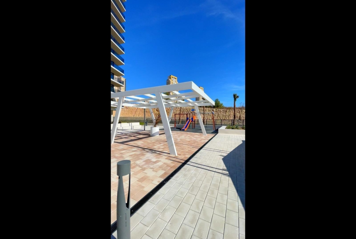 BRAND NIEUW ONTWERP-APPARTEMENT MET ZEEZICHTEN OP PONIËNTE BEACH, BENIDORM