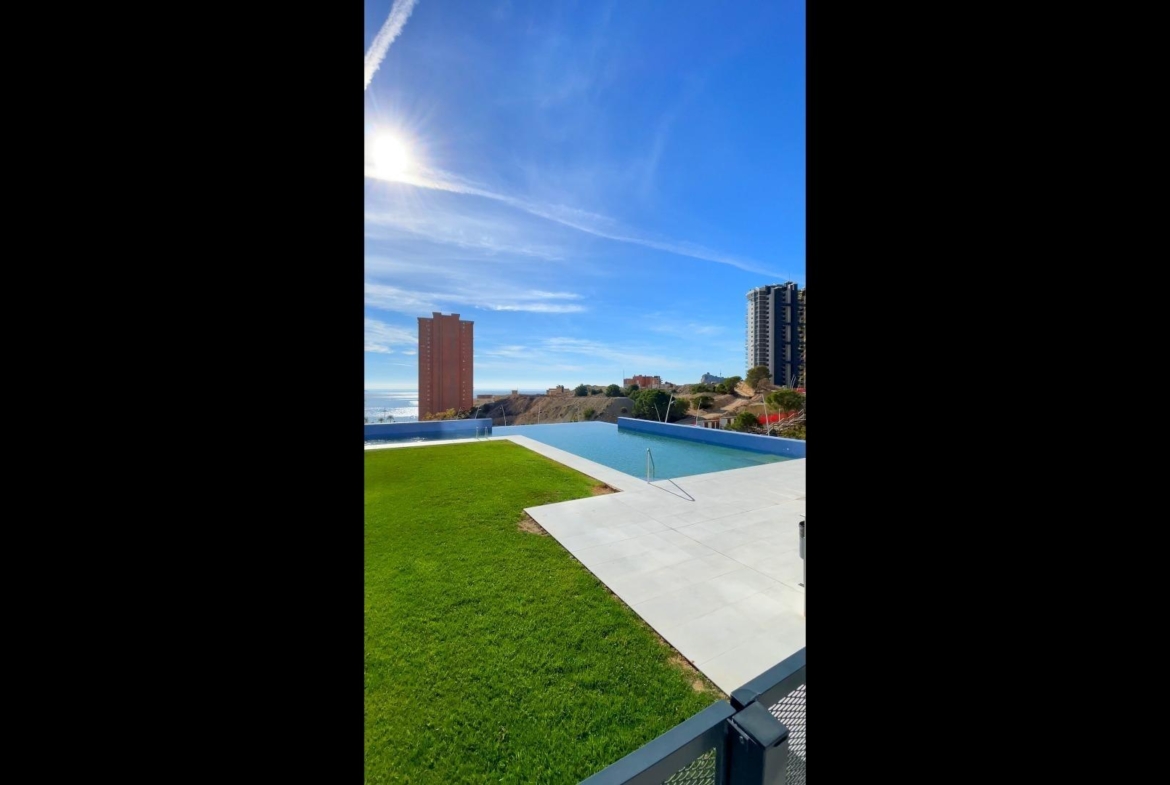 BRAND NIEUW ONTWERP-APPARTEMENT MET ZEEZICHTEN OP PONIËNTE BEACH, BENIDORM