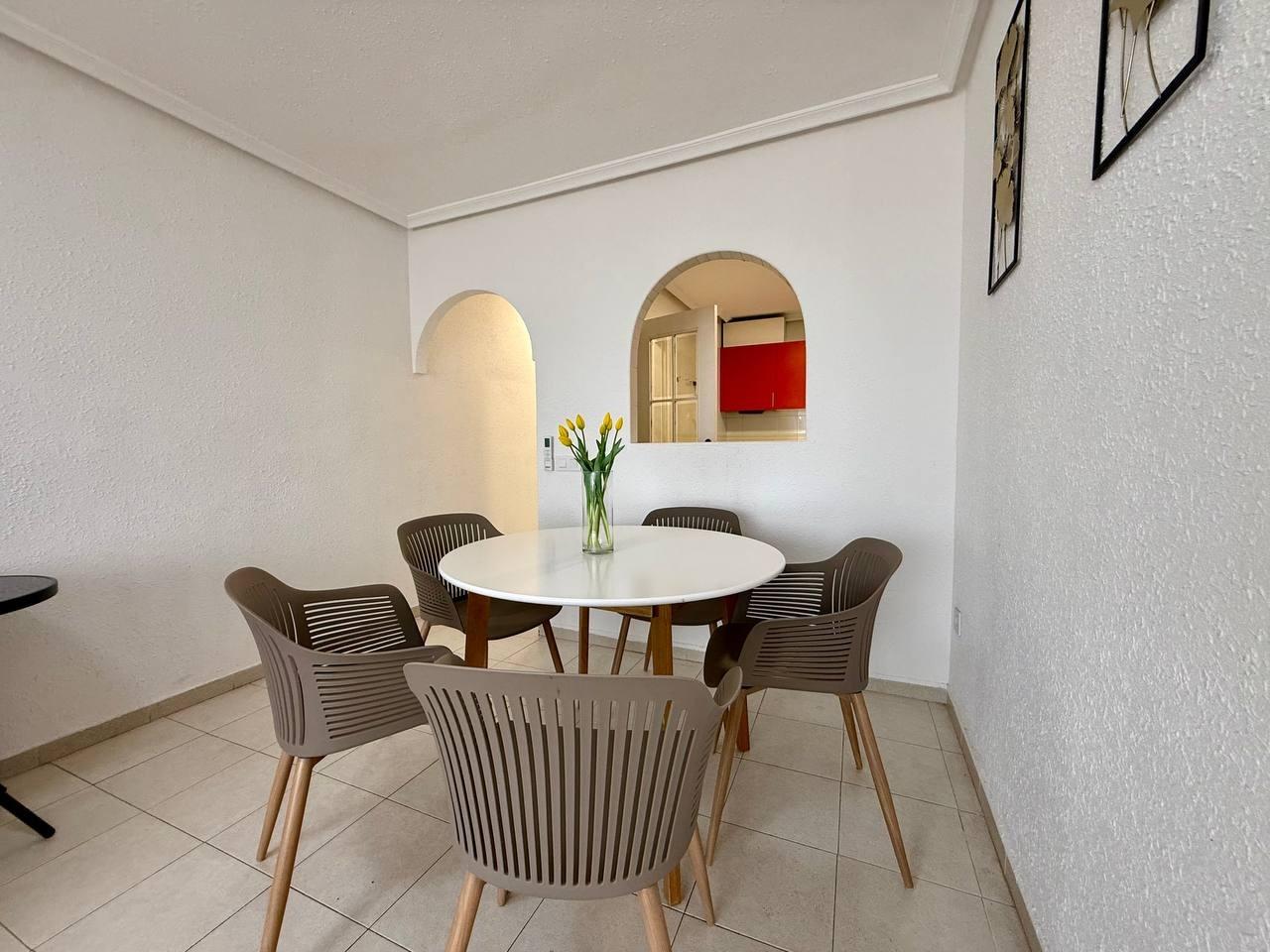 Appartement met 2 slaapkamers, 1 badkamer, 240 m. van het strand en het zwembad