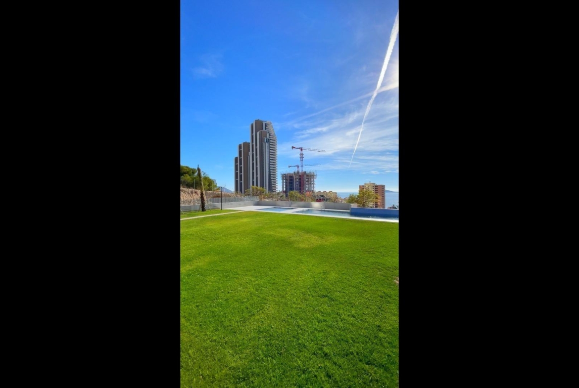 BRAND NIEUW ONTWERP-APPARTEMENT MET ZEEZICHTEN OP PONIËNTE BEACH, BENIDORM