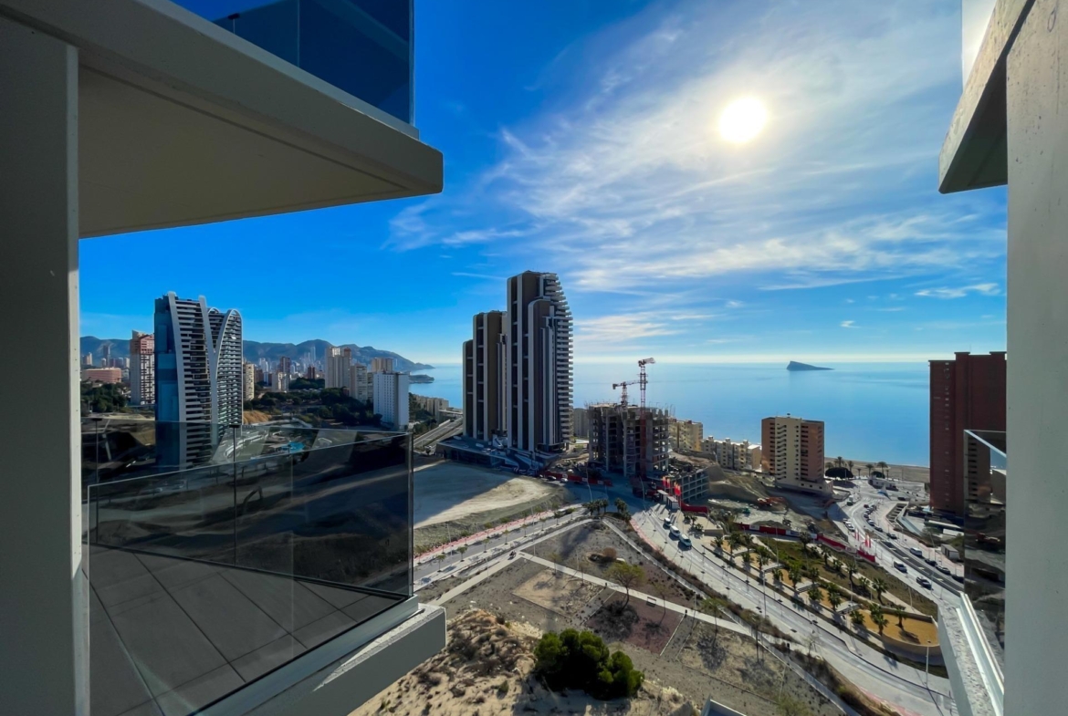 BRAND NIEUW ONTWERP-APPARTEMENT MET ZEEZICHTEN OP PONIËNTE BEACH, BENIDORM