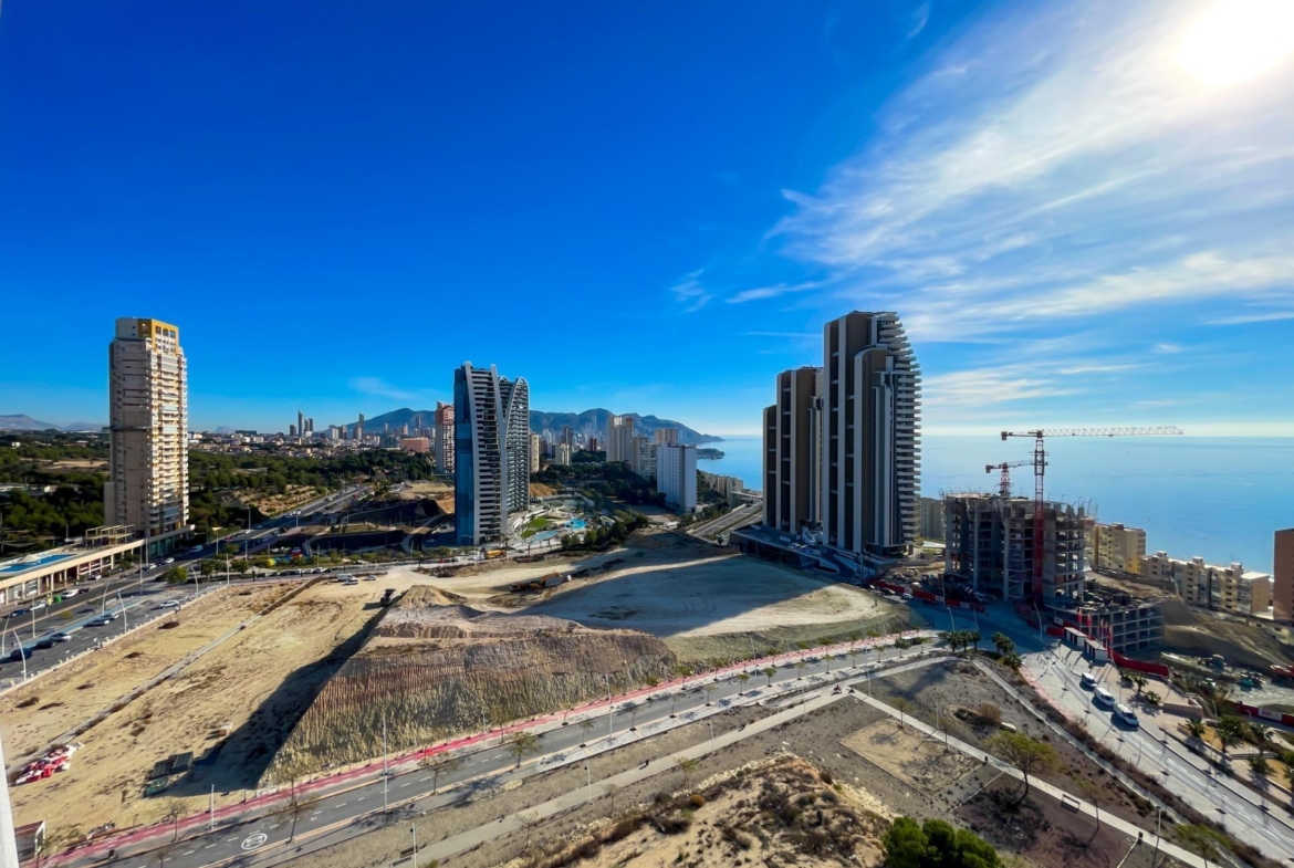 BRAND NIEUW ONTWERP-APPARTEMENT MET ZEEZICHTEN OP PONIËNTE BEACH, BENIDORM
