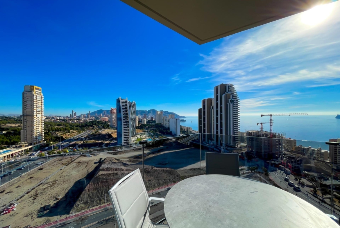 BRAND NIEUW ONTWERP-APPARTEMENT MET ZEEZICHTEN OP PONIËNTE BEACH, BENIDORM