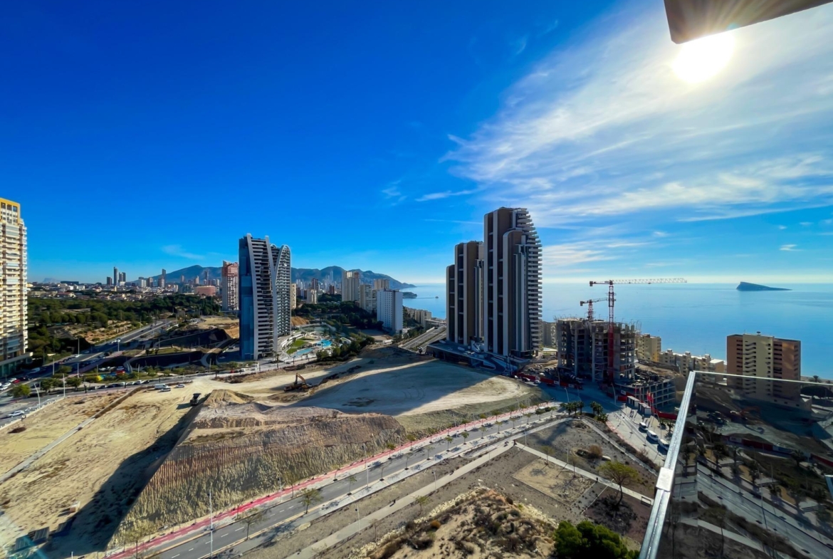 BRAND NIEUW ONTWERP-APPARTEMENT MET ZEEZICHTEN OP PONIËNTE BEACH, BENIDORM