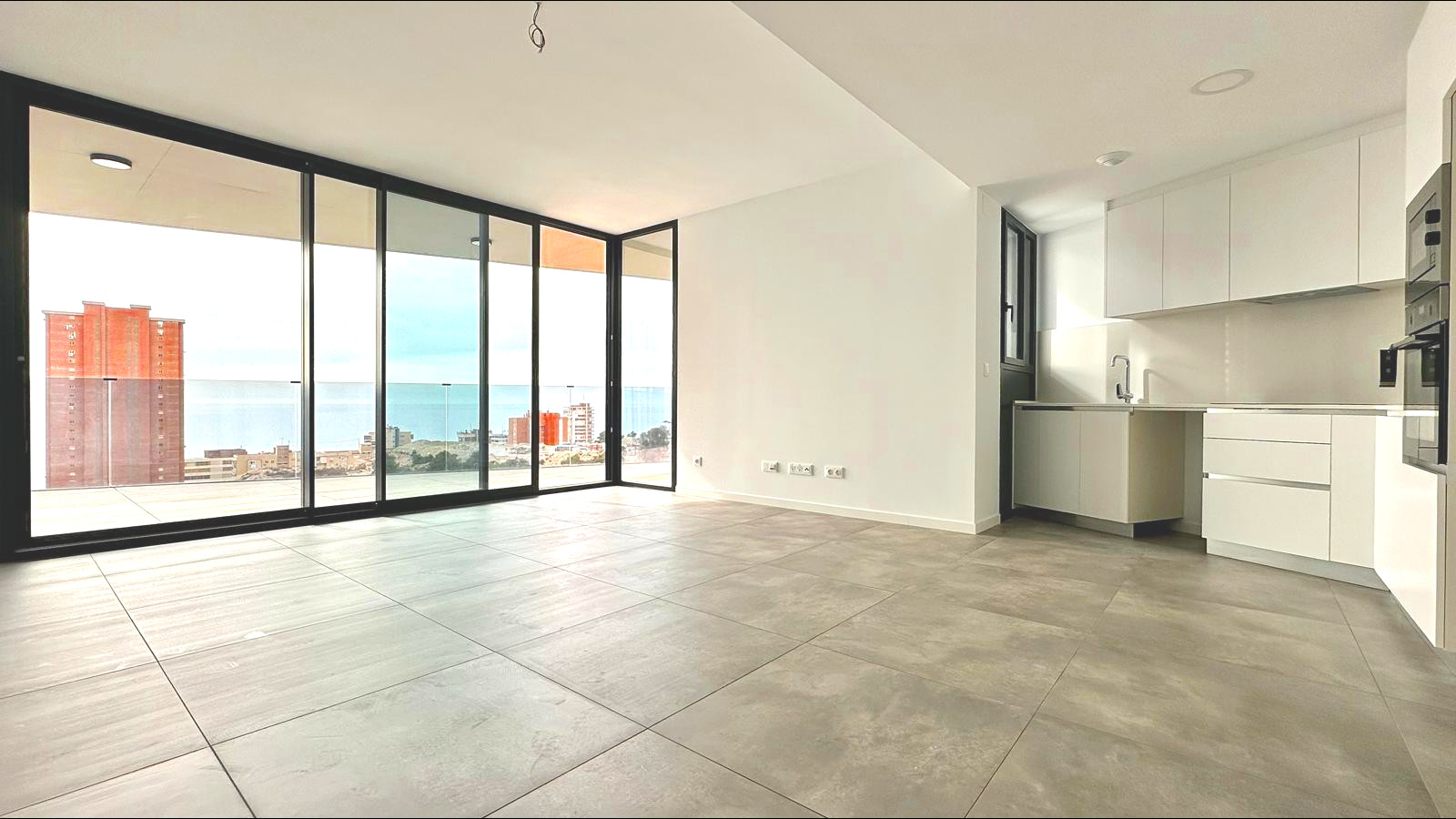 17-5-2 BRAND NIEUW ONTWERP-APPARTEMENT MET ZEEZICHTEN OP PONIËNTE BEACH, BENIDORM