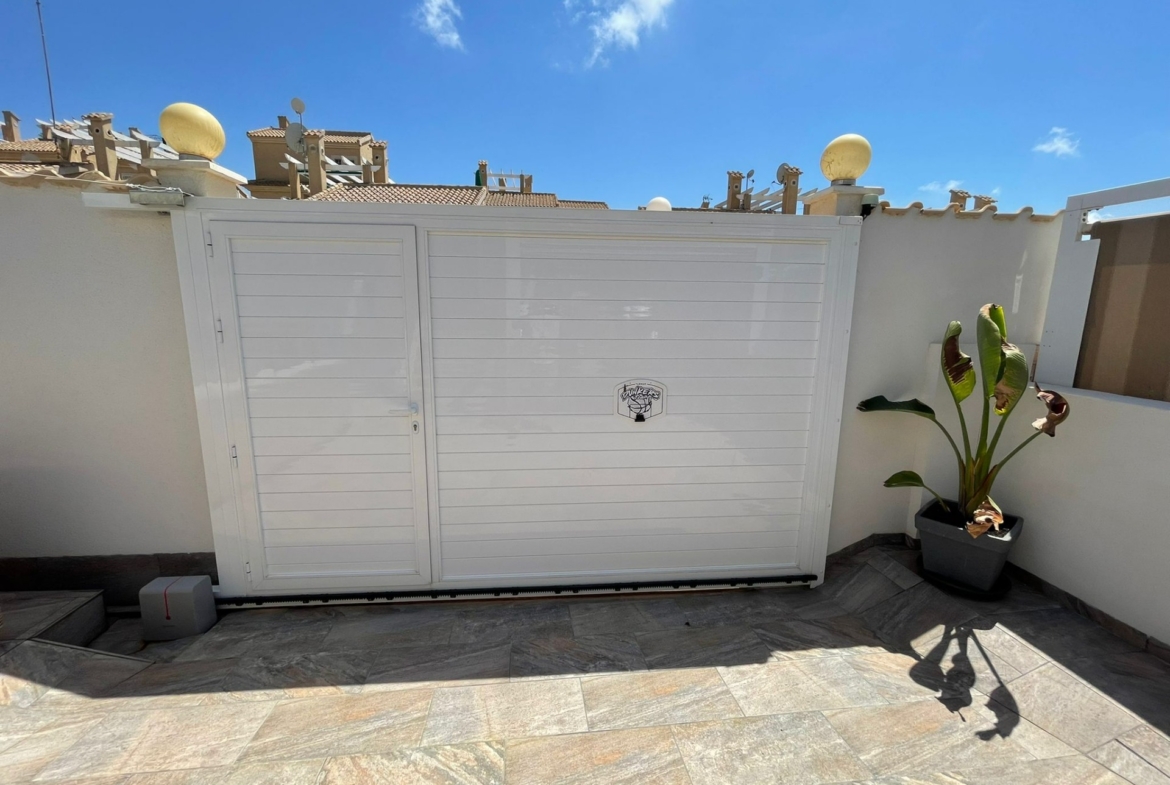 REFORMED HOUSE IN ORIHUELA COSTA! 3 BEDROOMS. BATHROOMS. SAUNA AND PRIVATE POOL.