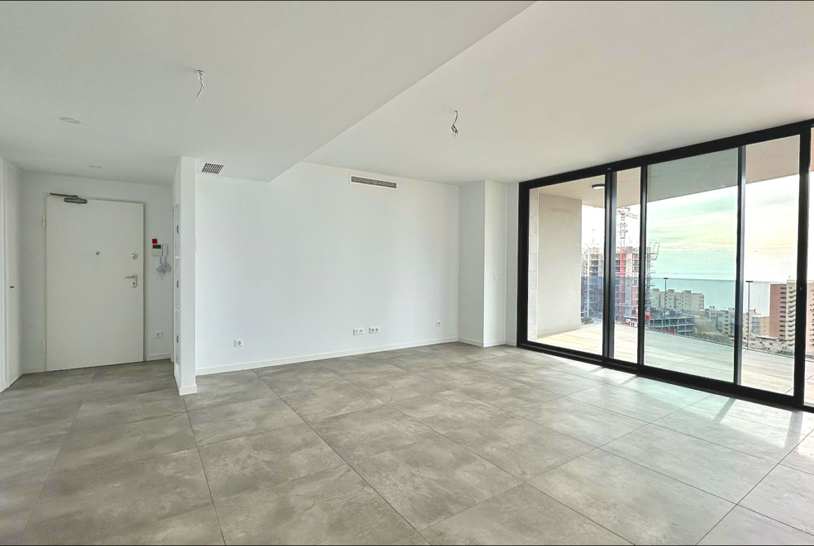 BRAND NIEUW ONTWERP-APPARTEMENT MET ZEEZICHTEN OP PONIËNTE BEACH, BENIDORM