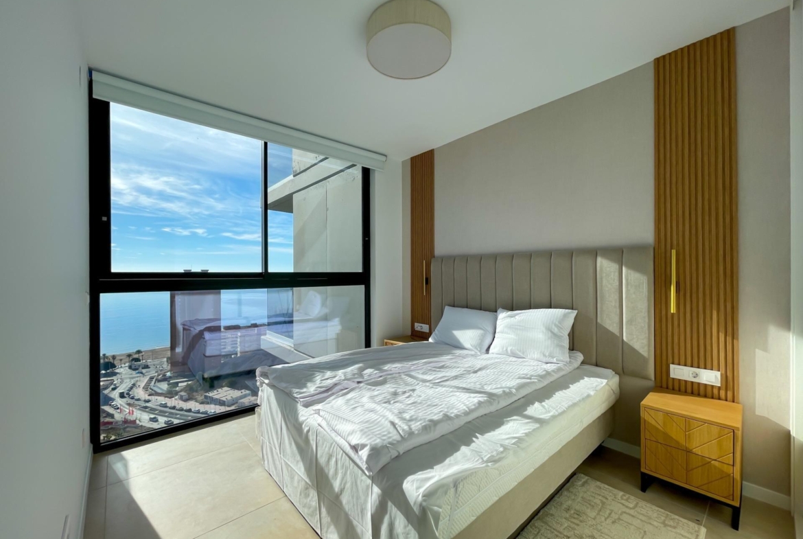 BRAND NIEUW ONTWERP-APPARTEMENT MET ZEEZICHTEN OP PONIËNTE BEACH, BENIDORM