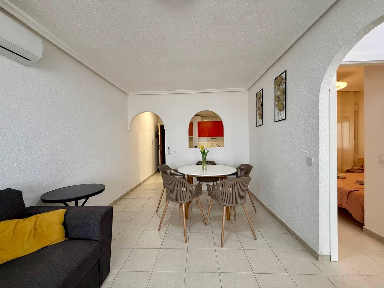 Appartement met 2 slaapkamers, 1 badkamer, 240 m. van het strand en het zwembad