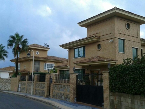 Villa with a pool and views of the mountains and Benidorm in the Rincón de Loix area