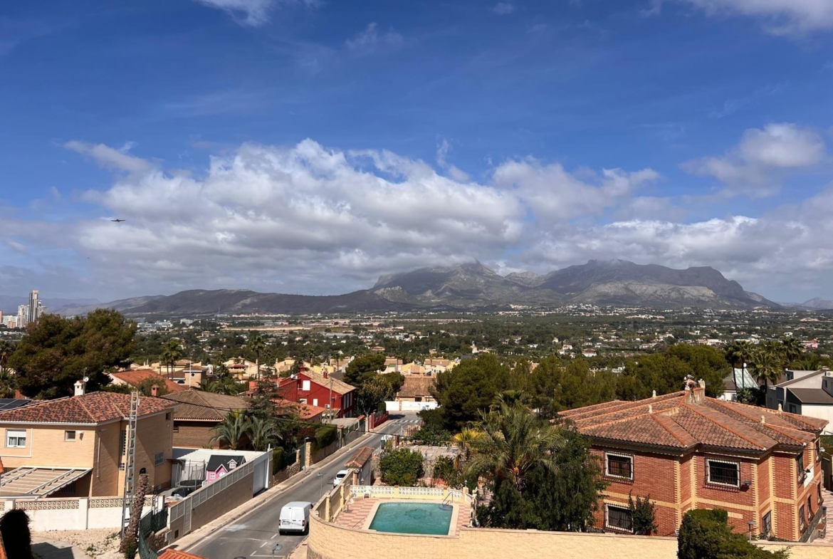 Villa with a pool and views of the mountains and Benidorm in the Rincón de Loix area