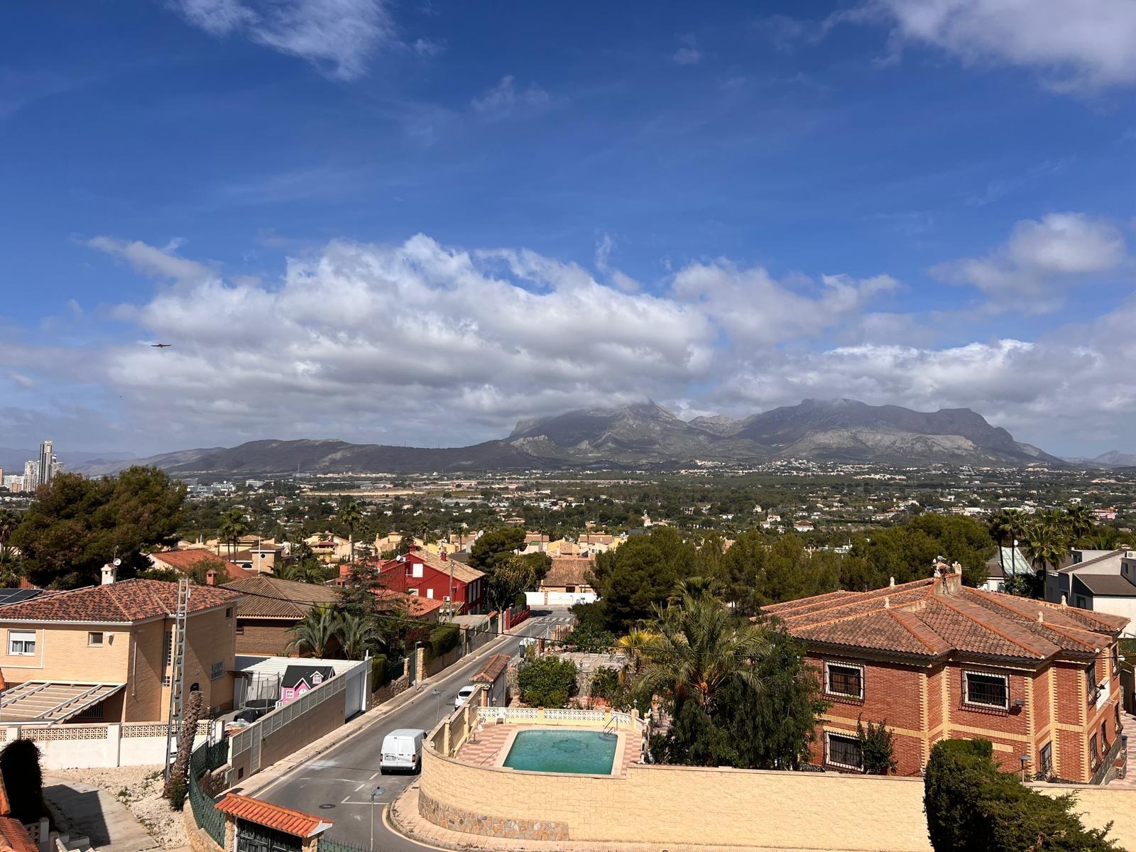 Villa with a pool and views of the mountains and Benidorm in the Rincón de Loix area