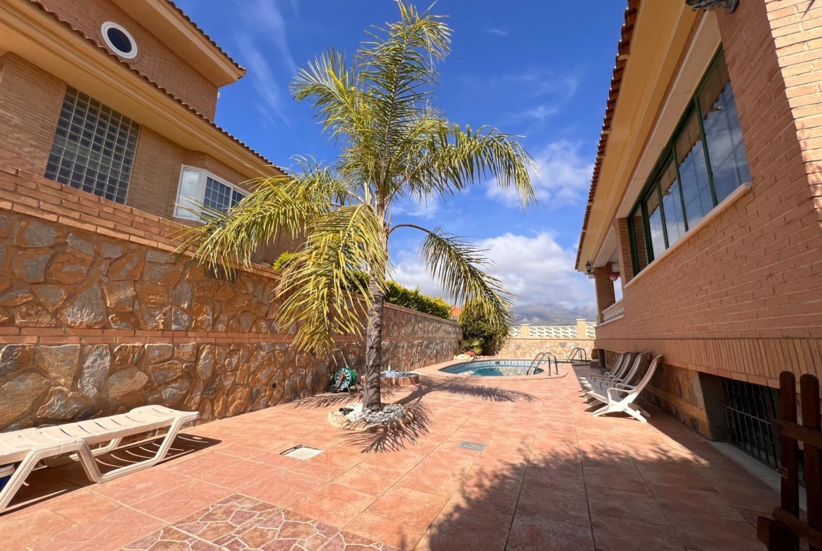 Villa with a pool and views of the mountains and Benidorm in the Rincón de Loix area