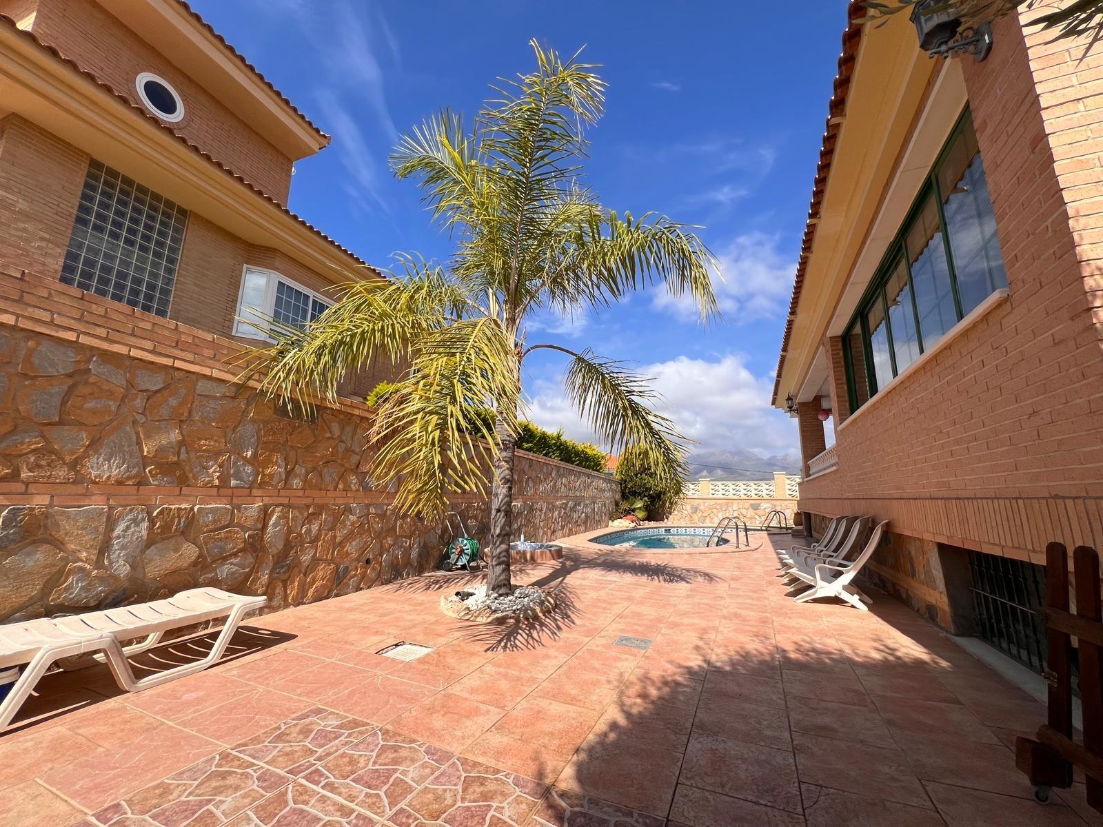 Villa with a pool and views of the mountains and Benidorm in the Rincón de Loix area