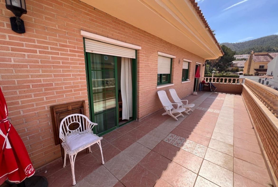 Villa with a pool and views of the mountains and Benidorm in the Rincón de Loix area