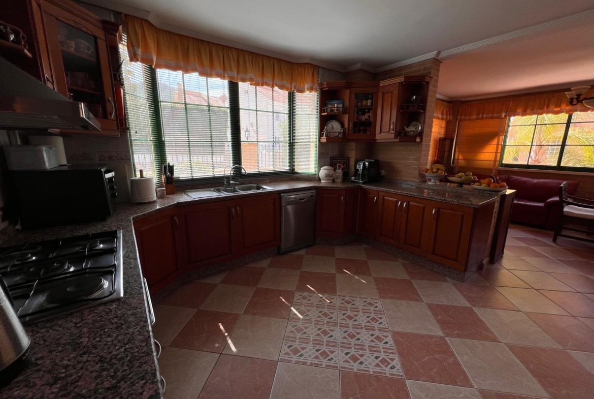 Villa with a pool and views of the mountains and Benidorm in the Rincón de Loix area