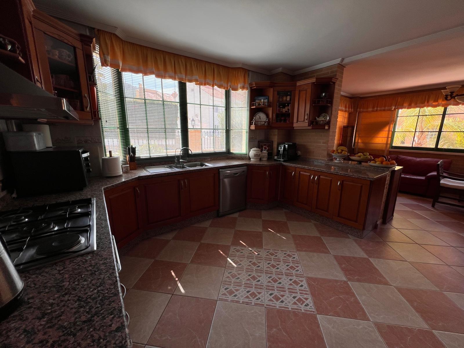 Villa with a pool and views of the mountains and Benidorm in the Rincón de Loix area