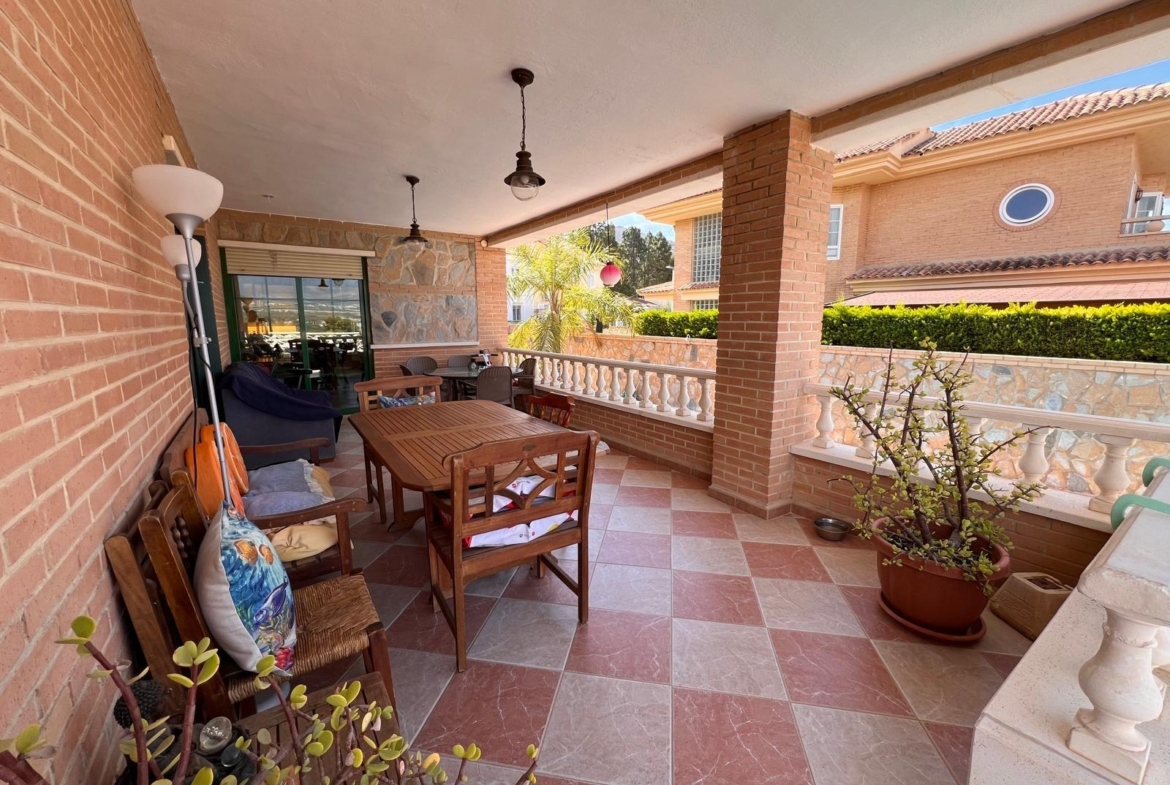 Villa with a pool and views of the mountains and Benidorm in the Rincón de Loix area