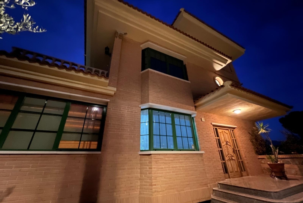 Villa with a pool and views of the mountains and Benidorm in the Rincón de Loix area