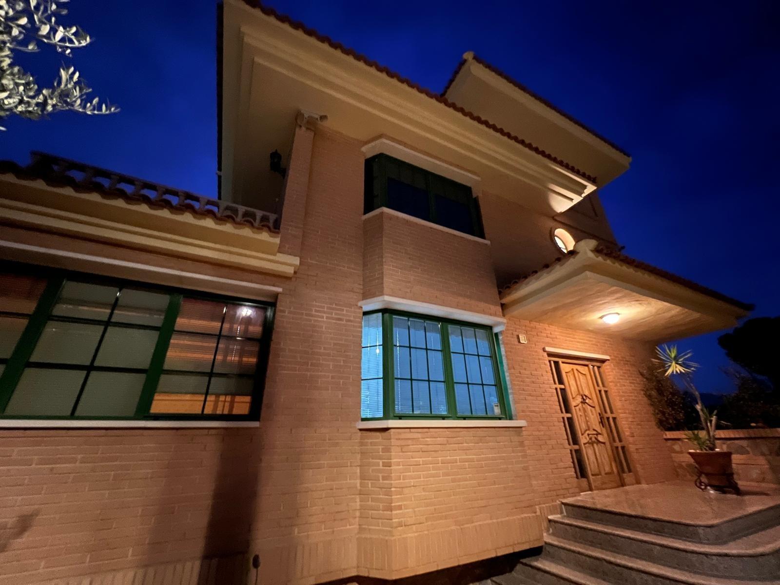Villa with a pool and views of the mountains and Benidorm in the Rincón de Loix area